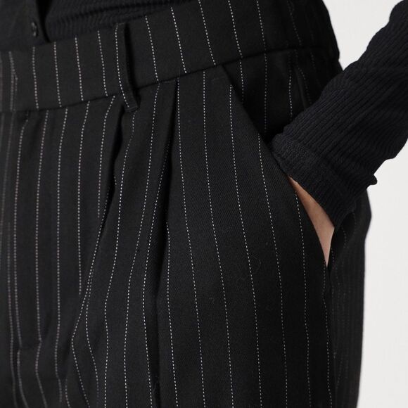 Elie Tahari Black Pinstriped Pleated Wide Leg Pants Size Medium - Picture 2 of 12